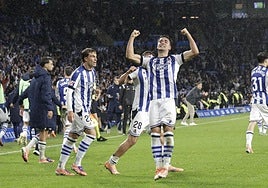 Gorrotxa celebrando su primer gol con la camiseta de la Real, un tanto que le dio los tres puntos en el derbi al equipo txuri-urdin.