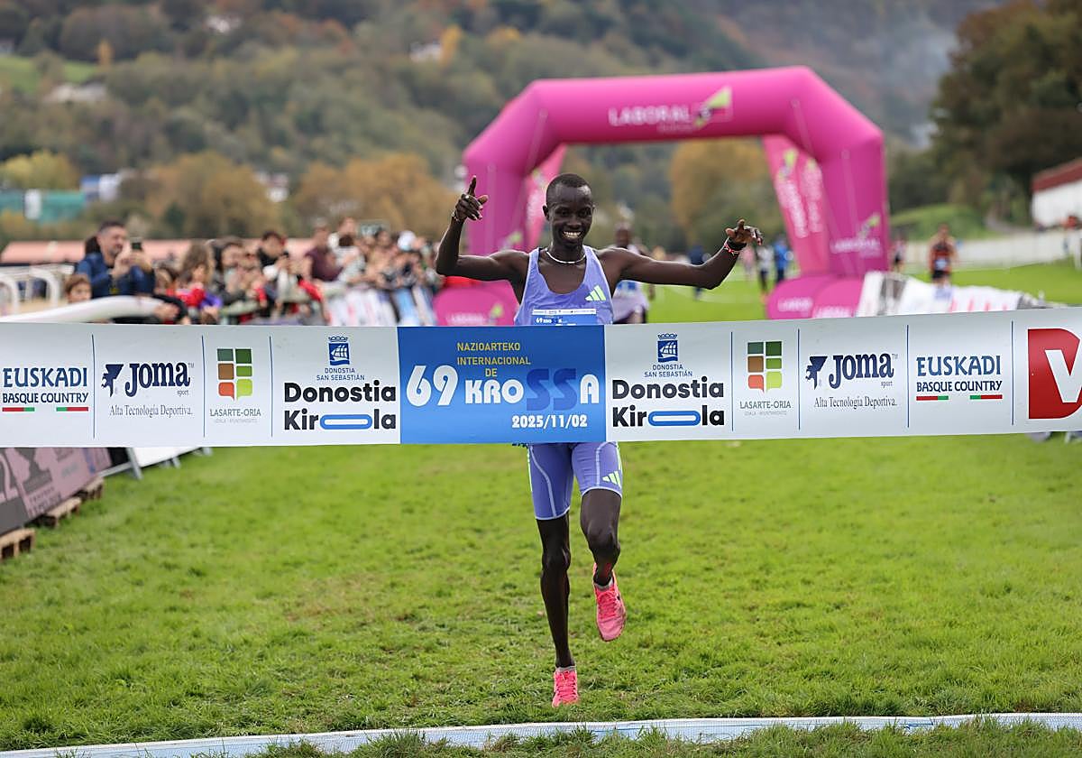 De izquierda a derecha, Martin Kiprotich, Titus Kiprotich (ganador), Naibel Kiplimo y Edwin Kiplangat, posan en la meta del Cross Internacional de San Sebastián.