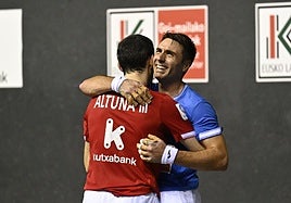 Peio Etxeberria se abraza con Altuna III tras su victoria de este domingo en el Atano III.