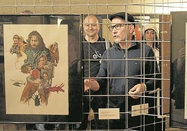Vicente, junto a las ilustraciones de 'La Cosa', en la visita guiada a su exposición que realizó ayer.