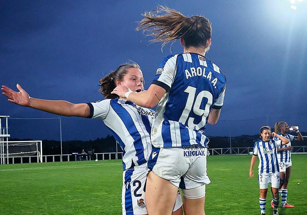 Aiara y Arol celebran la victoria sobre el césped de Zubieta.