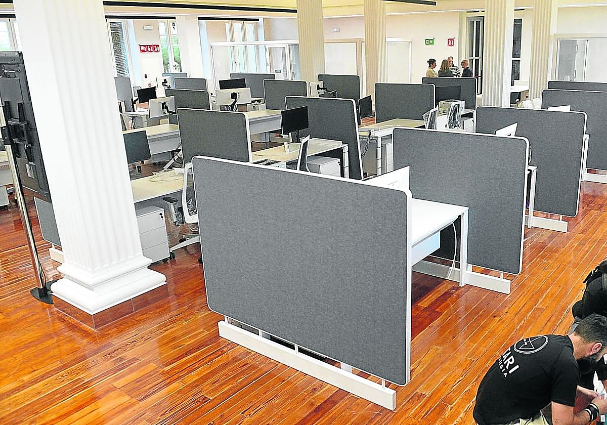 La nueva oficina central de Udalinfo en los bajos del Ayuntamiento y que se abrirá el miércoles 12 dispone de 25 puestos de atención a los ciudadanos.