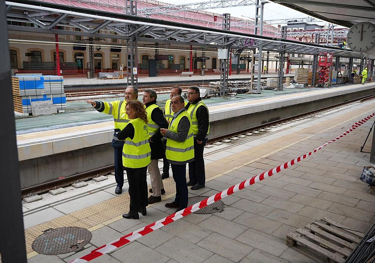 El secretario de Estado de Transportes, José Antonio Santano, y la consejera de Movilidad Sostenible, Susana García Chueca, ayer en la estación de Atotxa.
