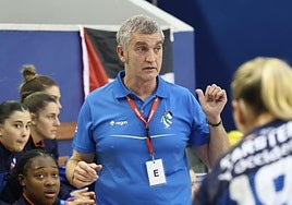 Imanol Álvarez da órdenes en un partido de esta temporada.