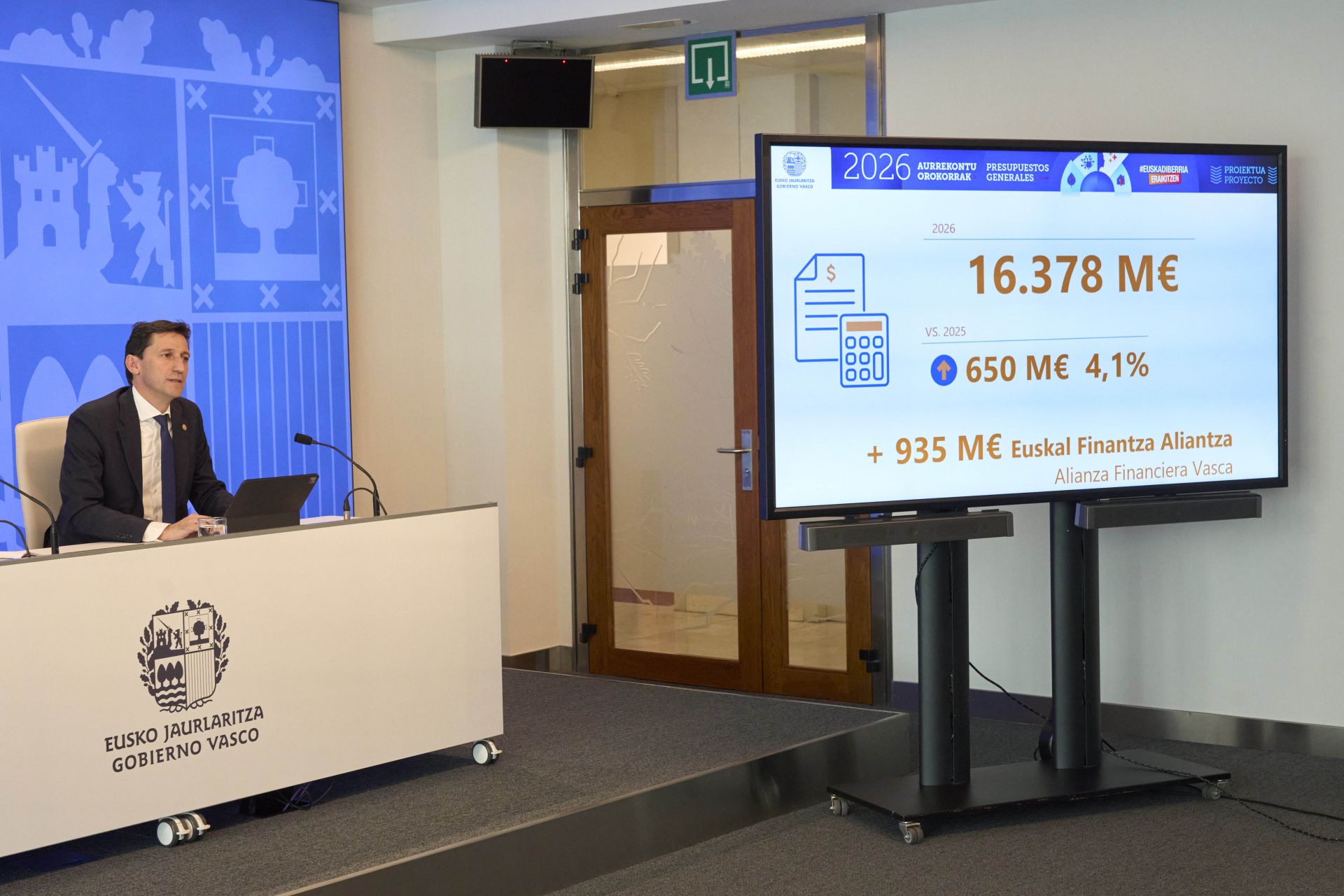 El consejero de Hacienda y Finanzas, Noël D'Anjou, con las cifras presupuestarias.