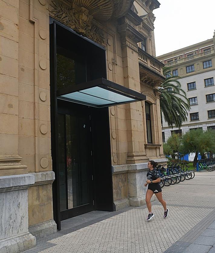 Imagen secundaria 2 - La oficina central de Udalinfo en el lateral del Ayuntamiento abrirá al público el miércoles 12