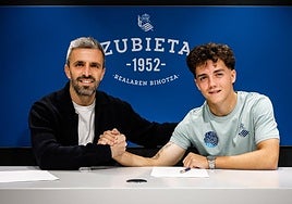 Dani Díaz, a la derecha, estrecha la mano del director de fútbol de la Real Sociedad, Erik Bretos, tras renovar hasta 2029
