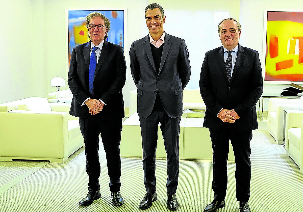 Sánchez, flanqueado por Ibon Aperribay y Jokin Aperribay en el encuentro que tuvo lugar ayer en La Moncloa.