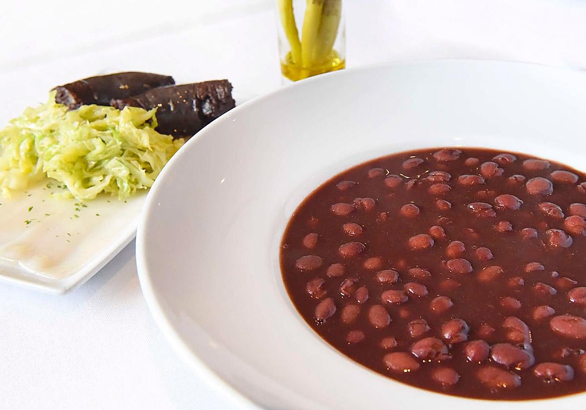 Alubias con sus sacramentos, un clásico de la cocina vasca.