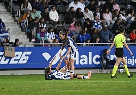 Arola ayuda a Lucía a levantarse, el domingo en Zubieta ante el Barcelona.