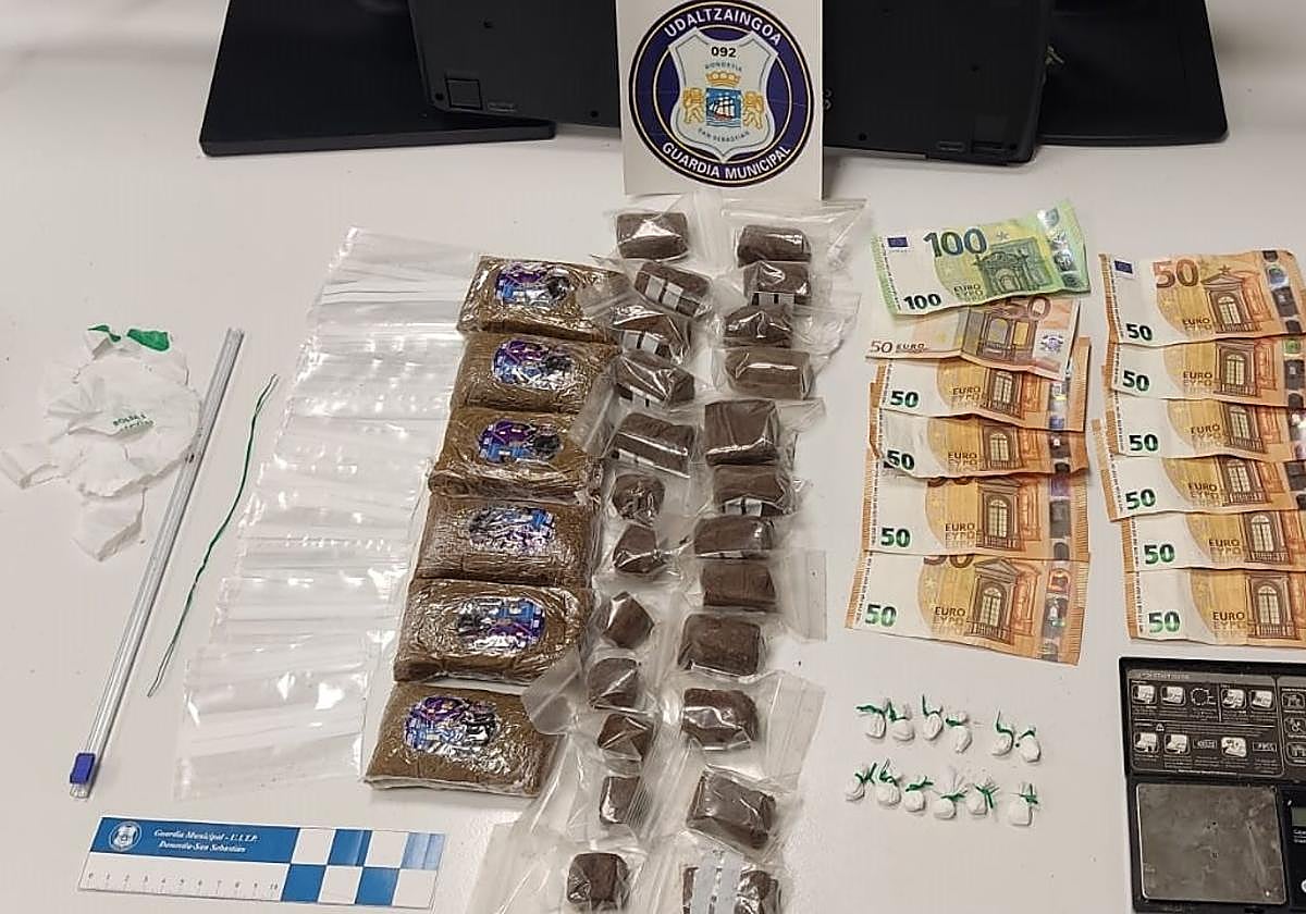 Droga y dinero incautados a los dos detenidos