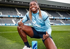 Edna Imade posa con el galardón de mejor jugadora del mes de octubre de Liga F en el Estadio Zubieta.