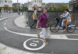 Una mujer monta en bicicleta en Donostia.