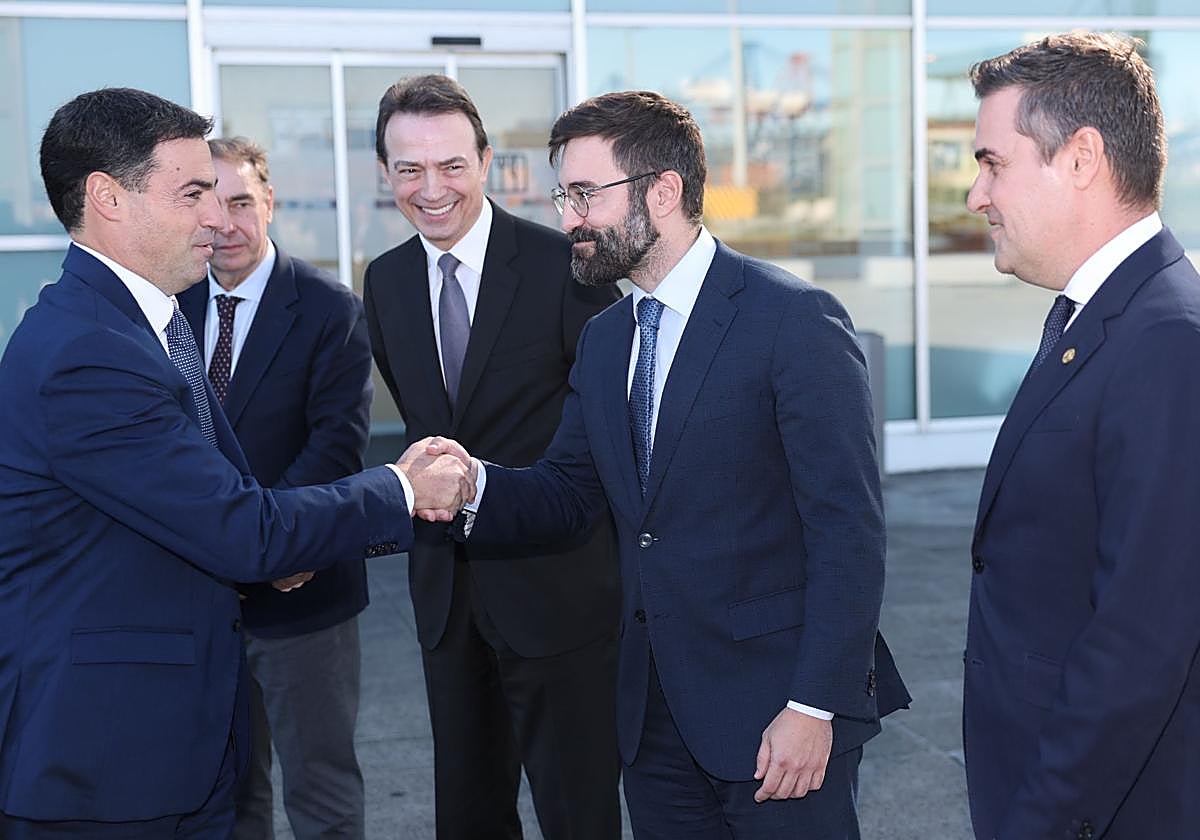 El lehendakari, Imanol Pradales, saluda al secretario de Estado de Energía, Joan Groizard, este lunes en el Puerto de Bilbao.