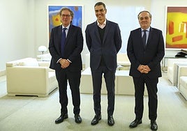 Pedro Sánchez, flanqueado por Ibon Aperribay y Jokin Aperribay, en el encuentro que han tenido este lunes en La Moncloa.