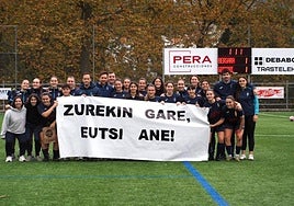 La plantilla con la pancarta de ánimo a la lesionada Ane Goitia.