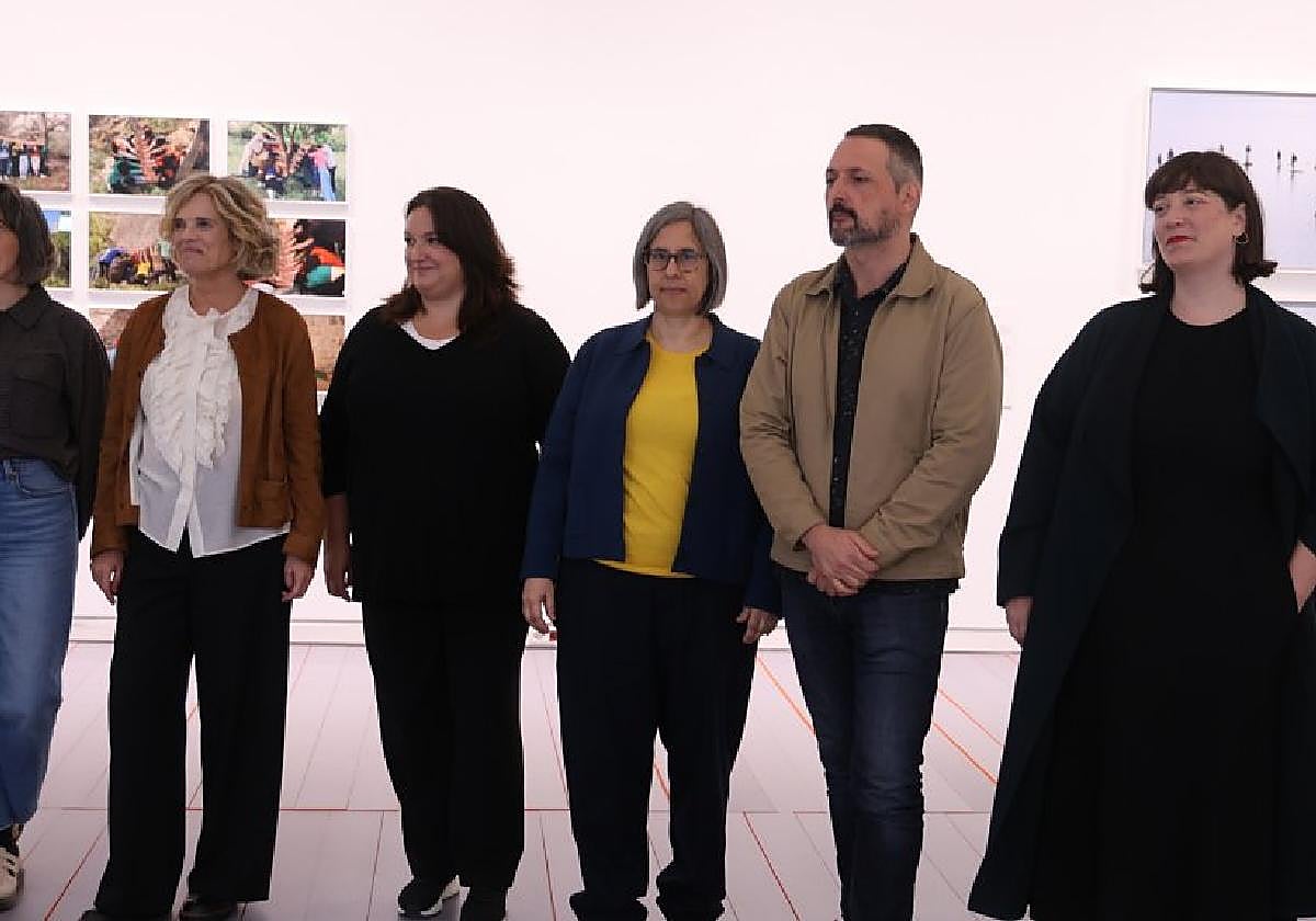 Maider López, en el centro, flanqueada por los responables de Tabakalera y Kutxa Fundazioa en la inauguración de la exposición.