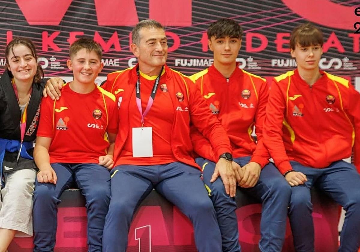 Irati Izurrategi, Andoni Puertas, el preparador Rafael Carriet, Zuhaitz Legorburu y Naroa Cabeza, que se lesionó el brazo izquierdo.