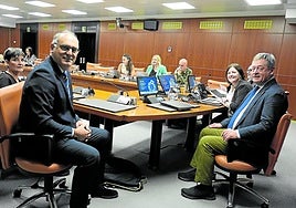 Zupiria, a la derecha de la imagen, en la comisión de Seguridad donde explicó los Presupuestos.