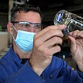 Un operario sostiene un vaso en la fábrica de Duralex.