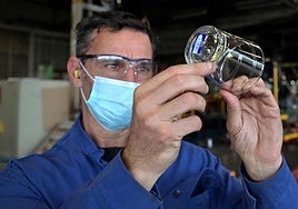Un operario sostiene un vaso en la fábrica de Duralex.