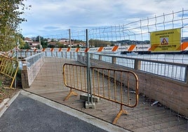 El acceso por el bidegorri de Santiago, cerrado al paso.