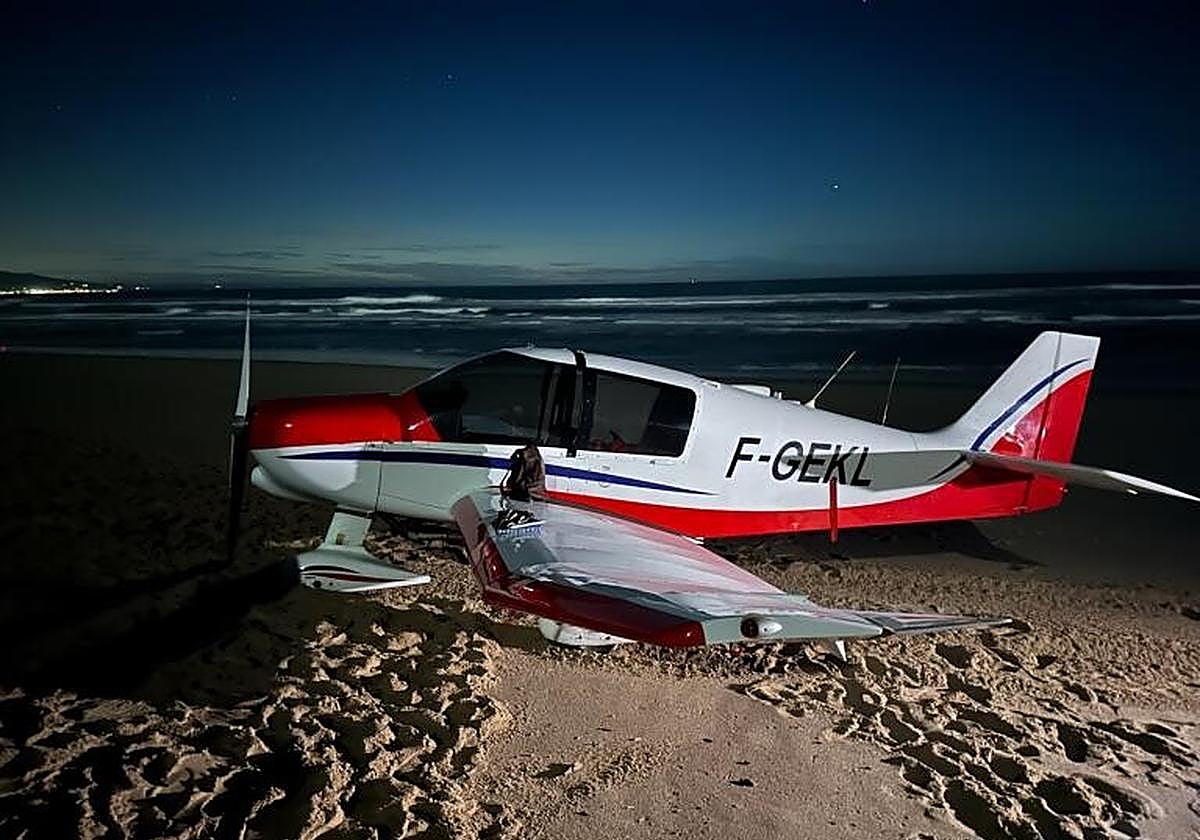 Avioneta que tuvo que aterrizar de emergencia en la playa de Bidart