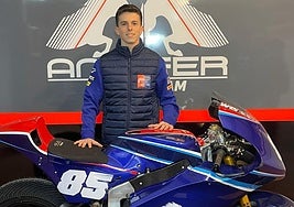 Xabi Zurutuza posa con su moto