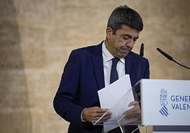 El president de la Generalitat, Carlos Mazón, al finalizar su comparecencia.