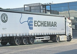 Referentes. Un camión de Echemar en su sede de Lezo.