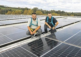 Marcos Vallejos y Pedro Gómez. Socios fundadores de Instalaciones Lagunak, sobre una instalación fotovoltaica realizada.