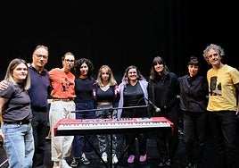 Promotores y artistas que participarán en el espectáculo, este martes en Sarobe.