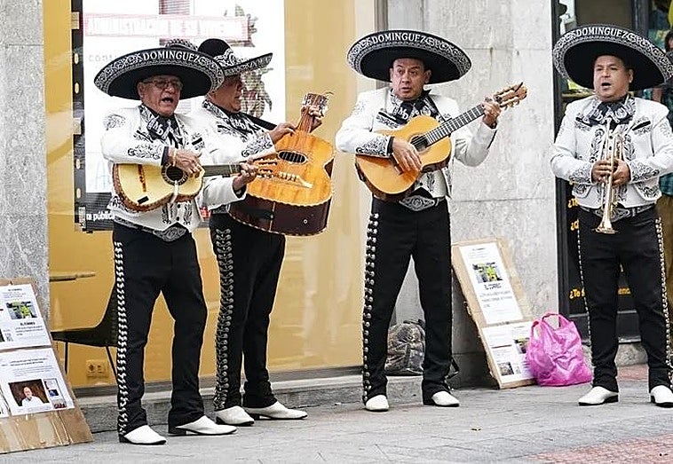 Los mariachis, este martes, en la puerta del juzgado de Bilbao.