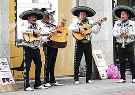 Los mariachis, este martes, en la puerta del juzgado de Bilbao.