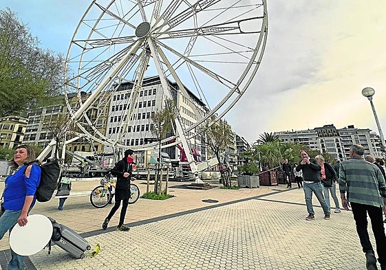 Montaje de la noria en Alderdi Eder en noviembre del año pasado.