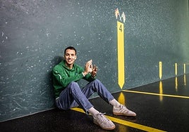 Javier Zabala, sentado a la altura del cuatro y medio en el frontón Adarraga de Logroño.