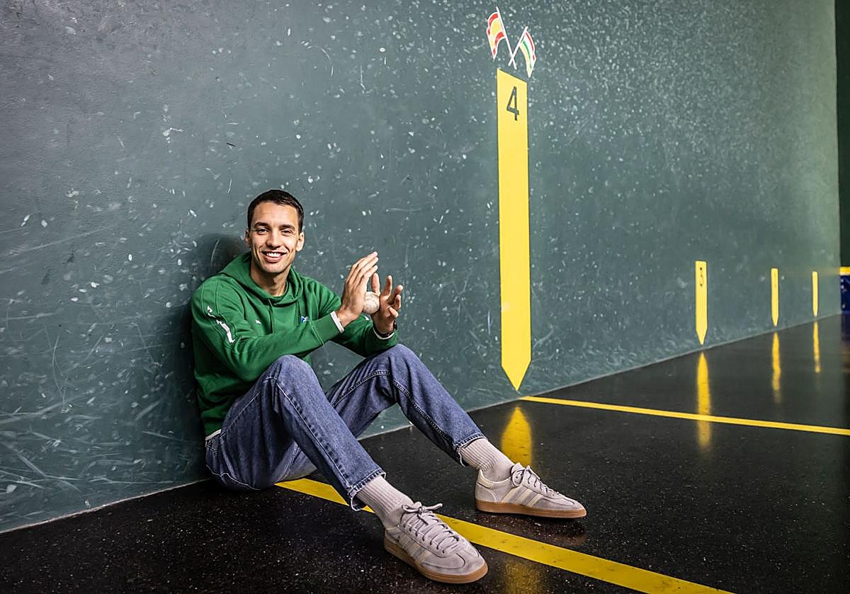 Javier Zabala, sentado a la altura del cuatro y medio en el frontón Adarraga de Logroño.