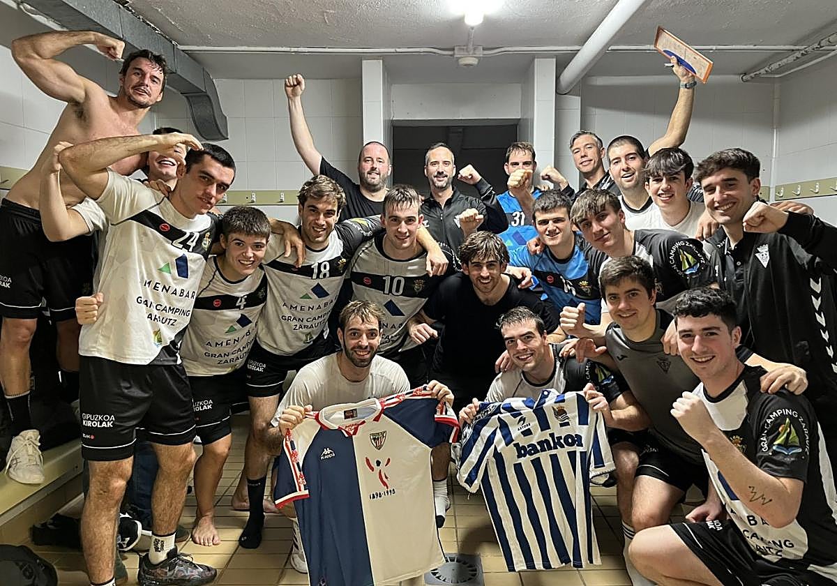 Victoria en Zumaia y camisetas de la Real y el Athletic antes el derbi que se jugaba por la tarde.
