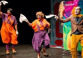 Txirri, Mirri eta Txiribiton pailazoak ikuskizun batean.