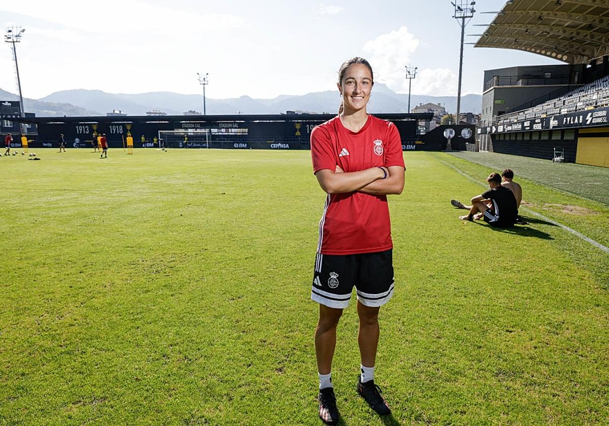La readaptadora del primer equipo, Sara Lombardero, en el césped del Stadium Gal.