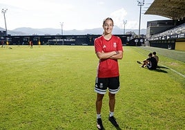 La readaptadora del primer equipo, Sara Lombardero, en el césped del Stadium Gal.