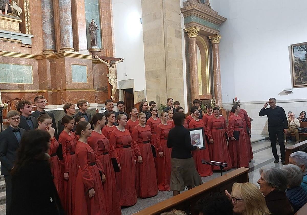 Letoniako Balsis, Zarautz Abesbatzaren oparia jasotzen.