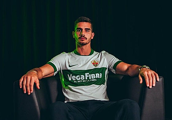 Sorpresa. André Silva, sentado enuna butaca cuando se anunció su fichaje por el Elche.