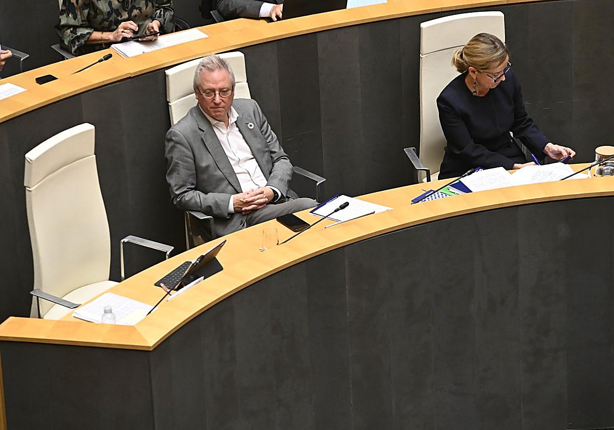 El socialista José Ignacio Asensio y la jeltzale Eider Mendoza hoy en las Juntas.