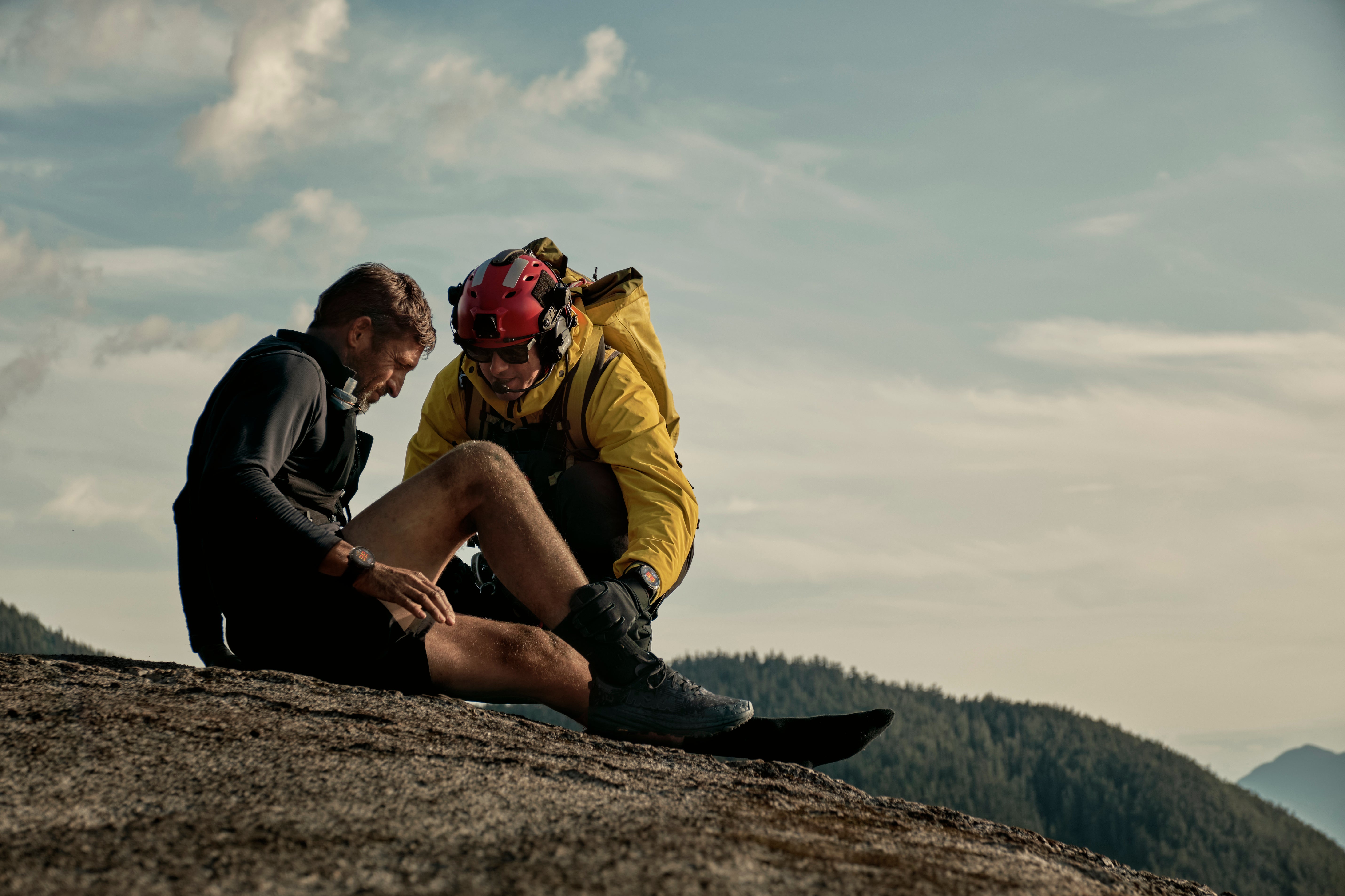 Un excursionista es atendido por un equipo de rescate.