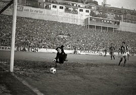 José Ramón Esnaola no puede evitar a pesar de su gran estirada el gol del Elche en Atocha en el segundo partido de la semifinal.