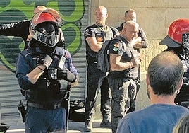 La Ertzaintza desplegó varias patrullas el lunes en la zona de San Francisco por la tensión que provocó la llegada de la empresa Horus Desokupa.