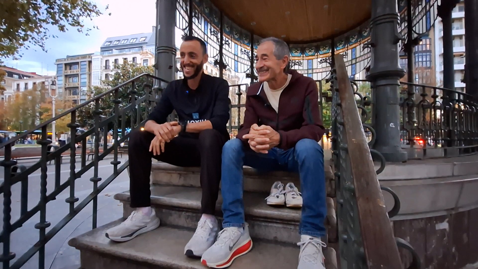Dos corredores, dos generaciones, tres Behobias ganadas... Chakib Lachgar y Juan Mari Garín intercambian recuerdos y sensaciones antes de la gran carrera