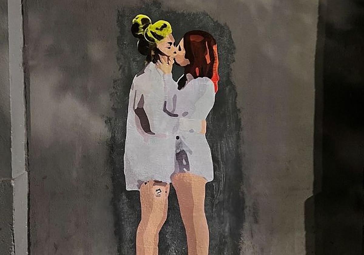 Un beso entre Amaia Montero y Leire Martínez, la nueva obra del 'Banksy navarro' LKN