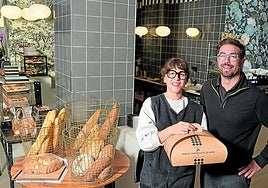 Iranzu y Surya, a la espera de su clientela en el establecimiento.